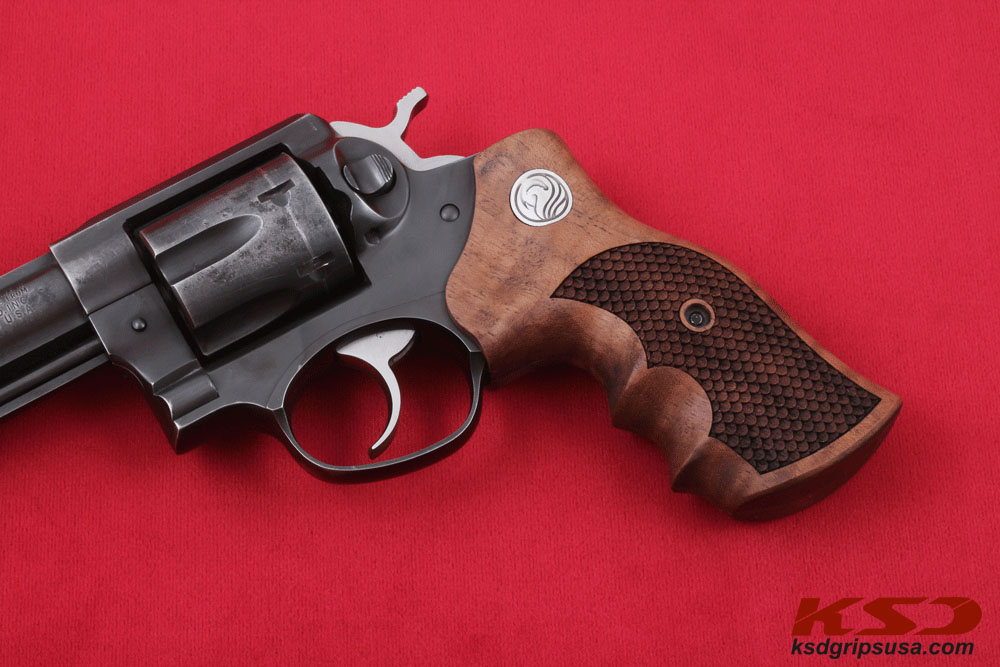 Ruger GP100 Ceviz Ağacı Gümüş Logo 