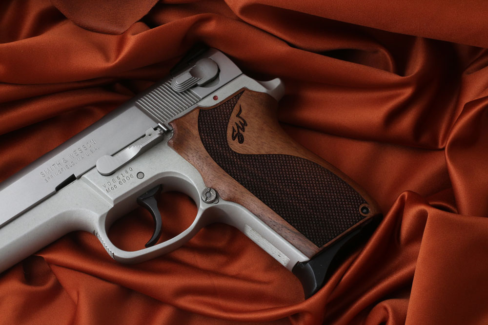 Smith Wesson 6906 Ceviz Ağacı Lazer Logo 
